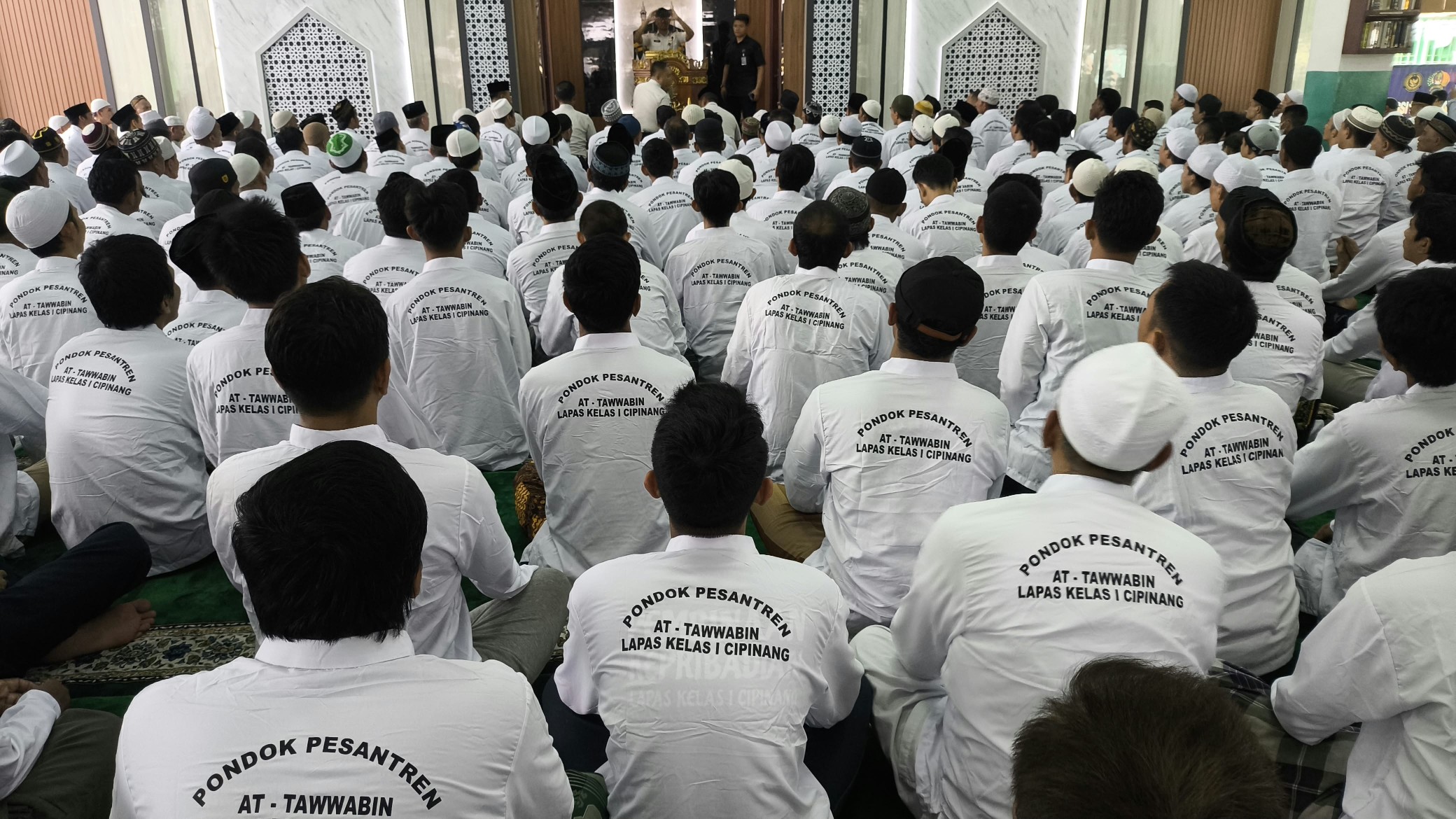 Kalapas Cipinang Bagikan Ratusan Baju Koko, Dorong 750 Santri Jadi Teladan bagi Warga Binaan