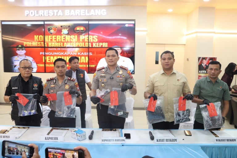 Kapolresta Barelang Pimpin Konferensi Pers Pengungkapan Kasus Pembunuhan di Sei Beduk