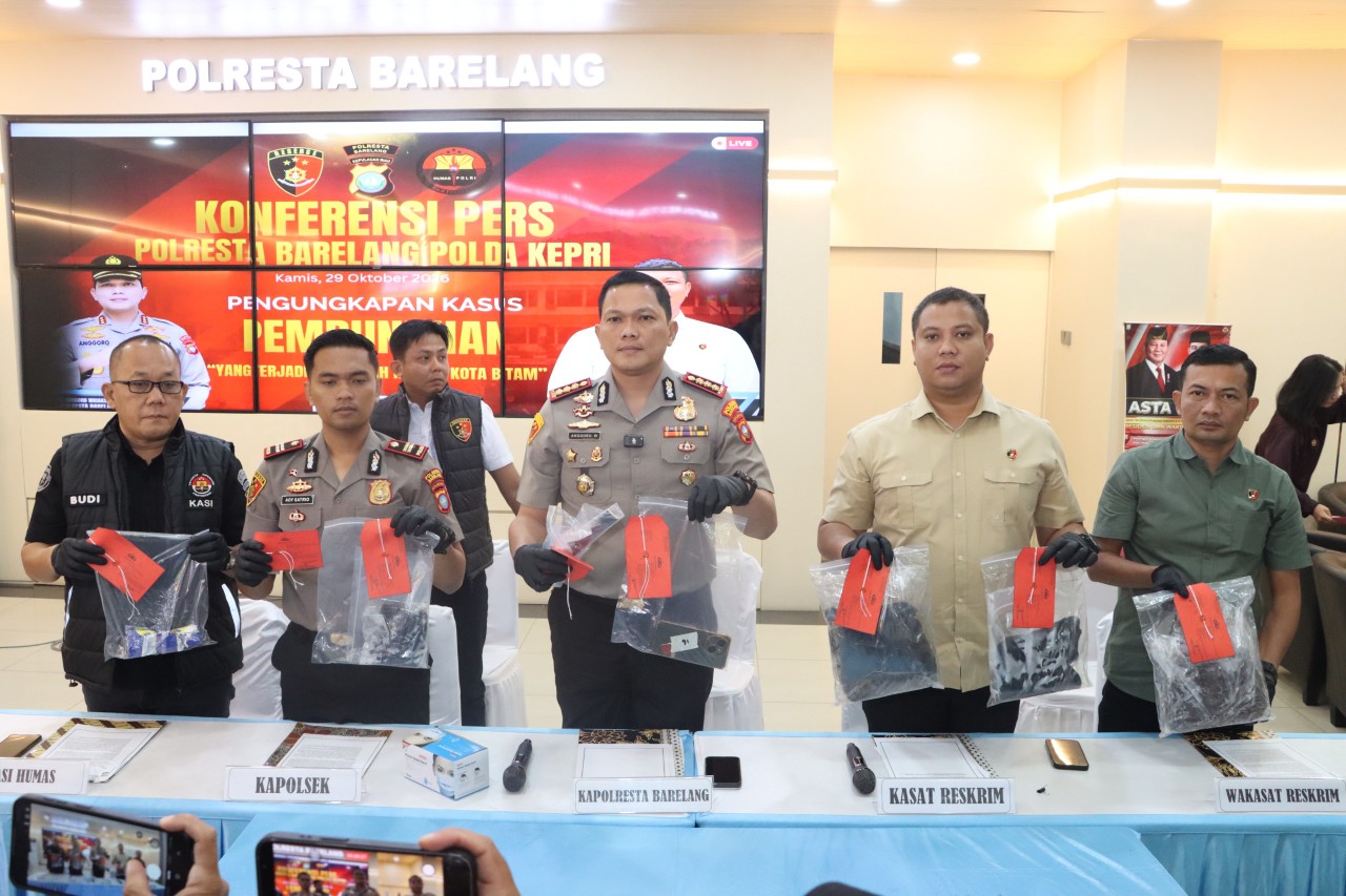 Kapolresta Barelang Pimpin Konferensi Pers Pengungkapan Kasus Pembunuhan di Sei Beduk
